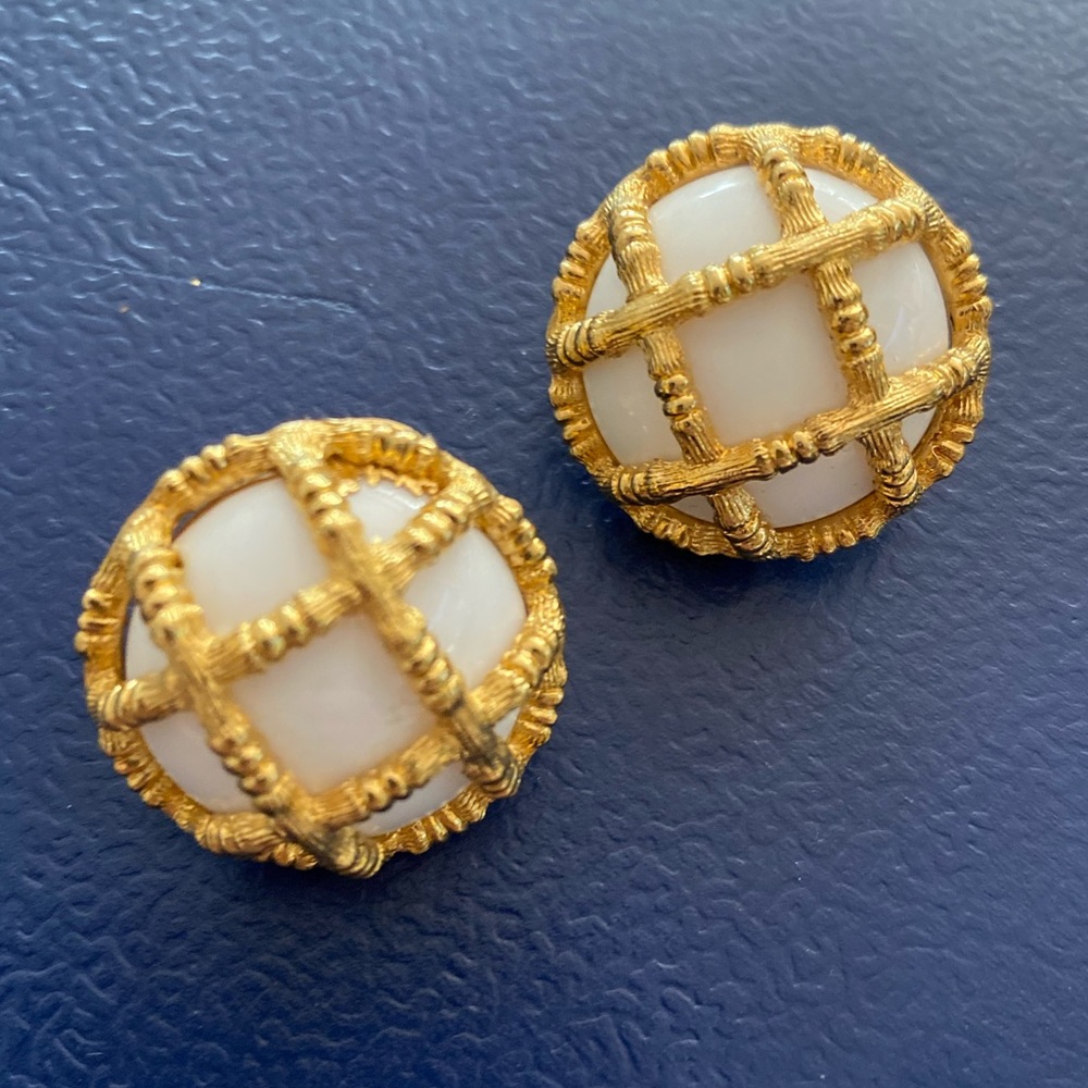 Vintage 90’s Goldtone Dome earrings